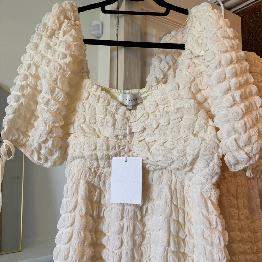 Never worn- bought 2! Cream Textured Puff-Sleeve Maxi Dress- Selling the new one - Picture 2 of 3
